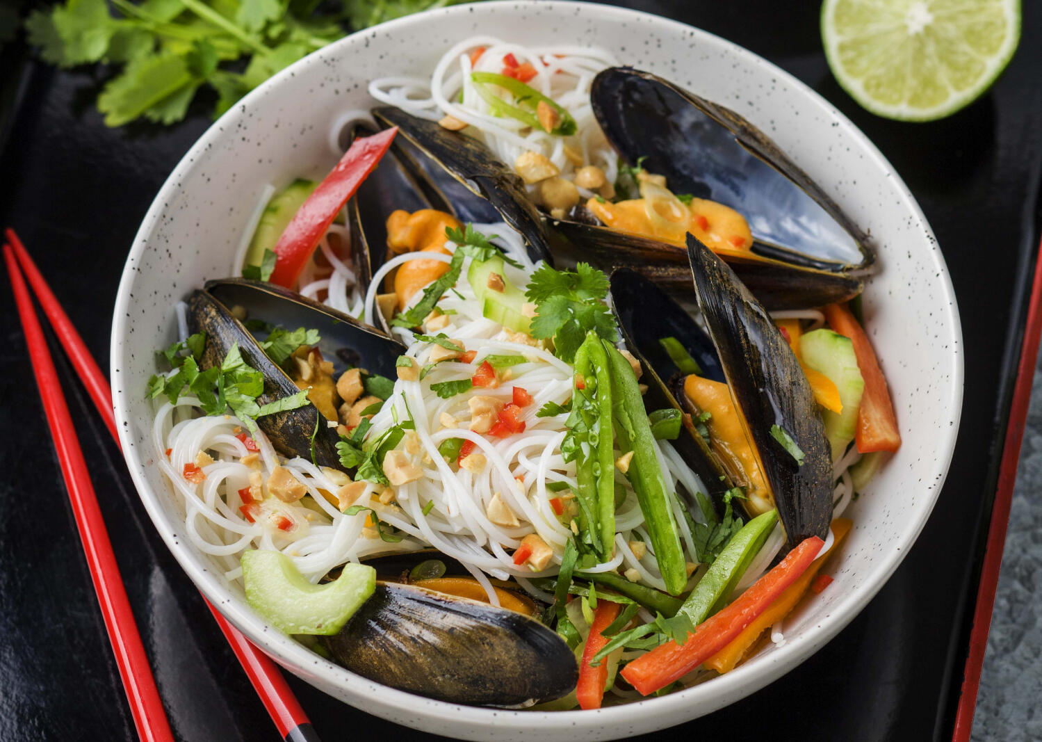 Nudelsallad med blåmusslor