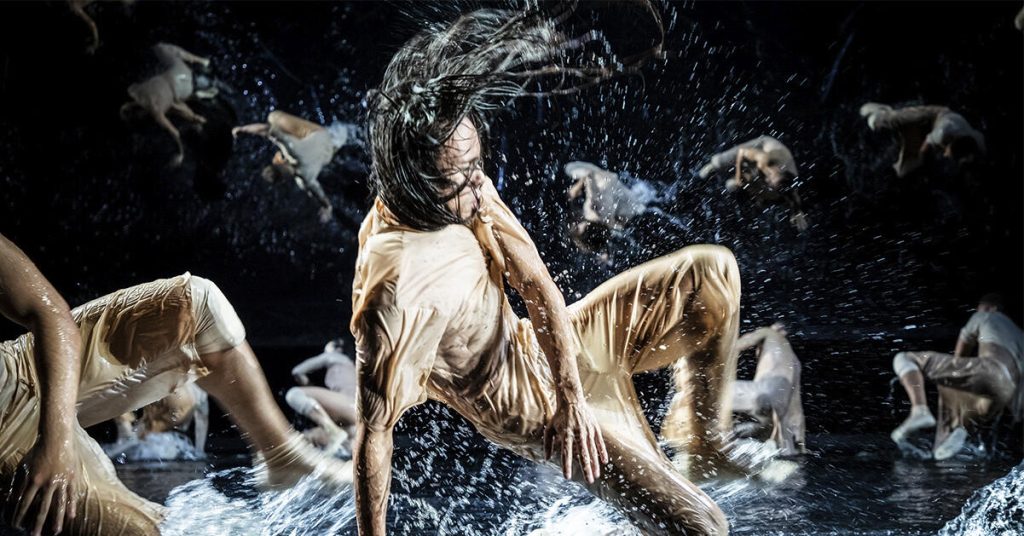 Våroffer – 20 streetdansare och 5 000 liter vatten på Stockholms stadsteater. Foto: Håkan Larsson