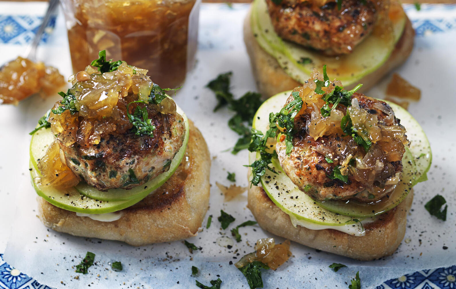 Kycklingburgare med äppelchutney