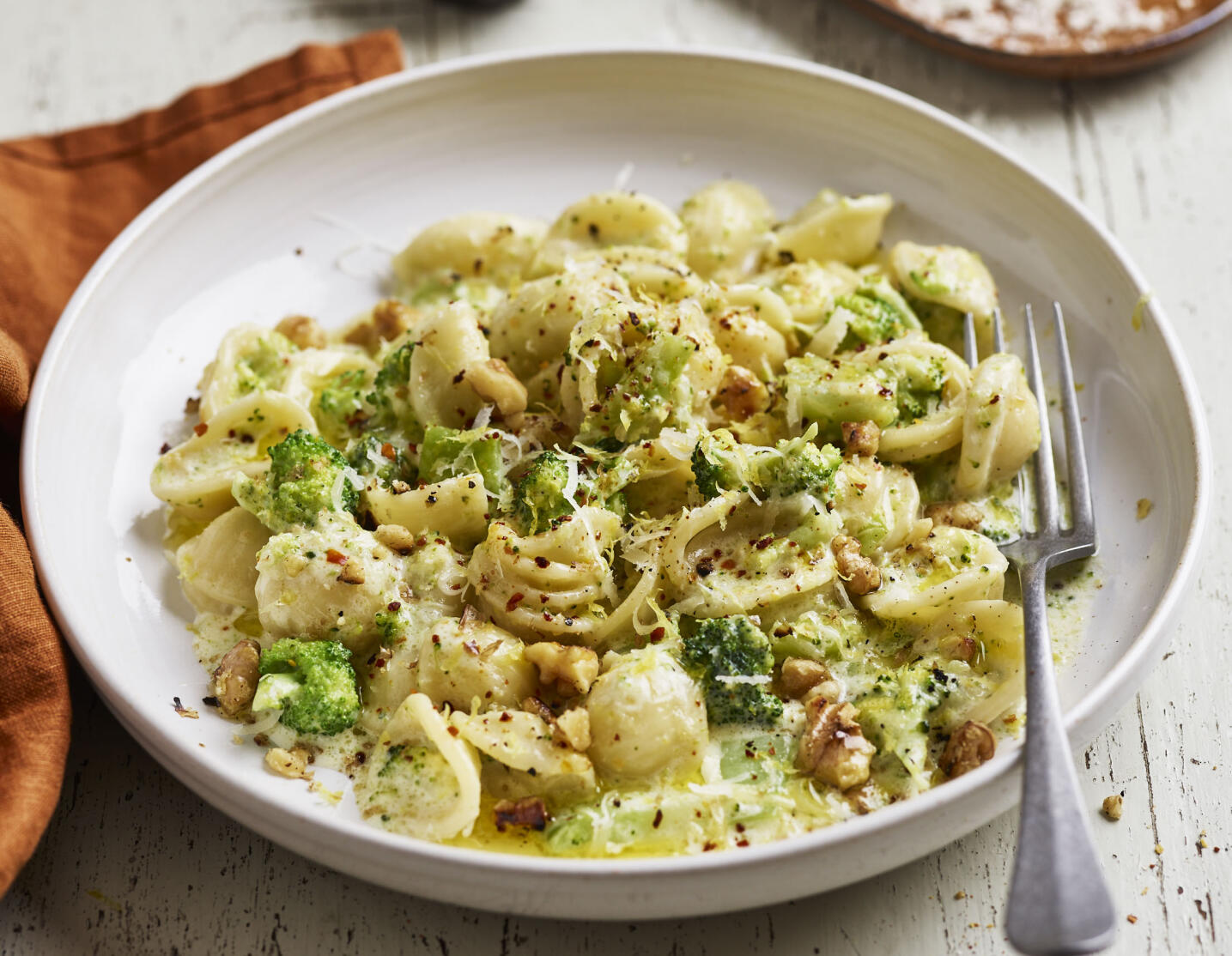 Pasta med broccoli och valnötter