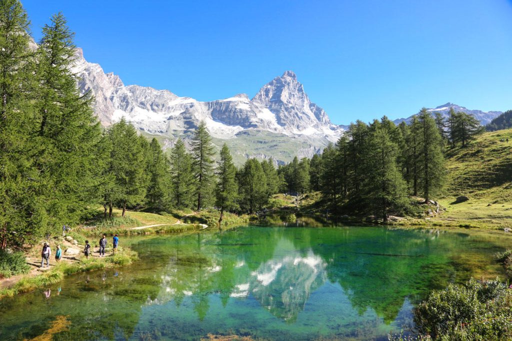 Cervinia bjuder på härliga kontraster med den bergiga naturen, den gröna dalen och de kristallklara alpsjöarna.