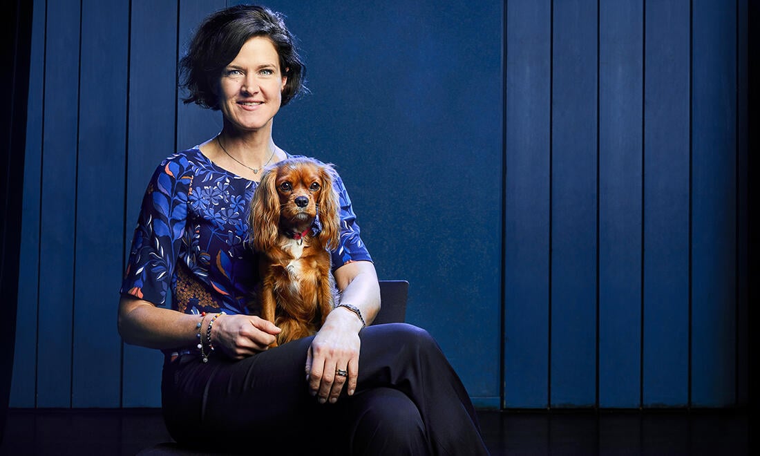 Anna Kinberg Batra med hunden Bodil, en cavalier king charles spaniel. Foto: Magnus Selander