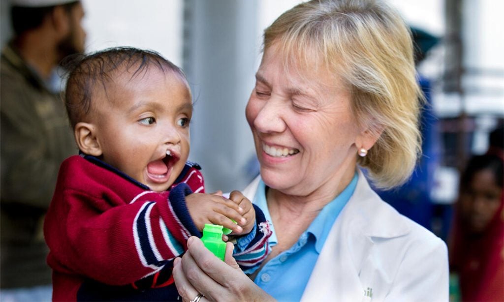 Kathy med ettårige Jyotisman i indiska Guwahati 2010. Foto: Operation Smile