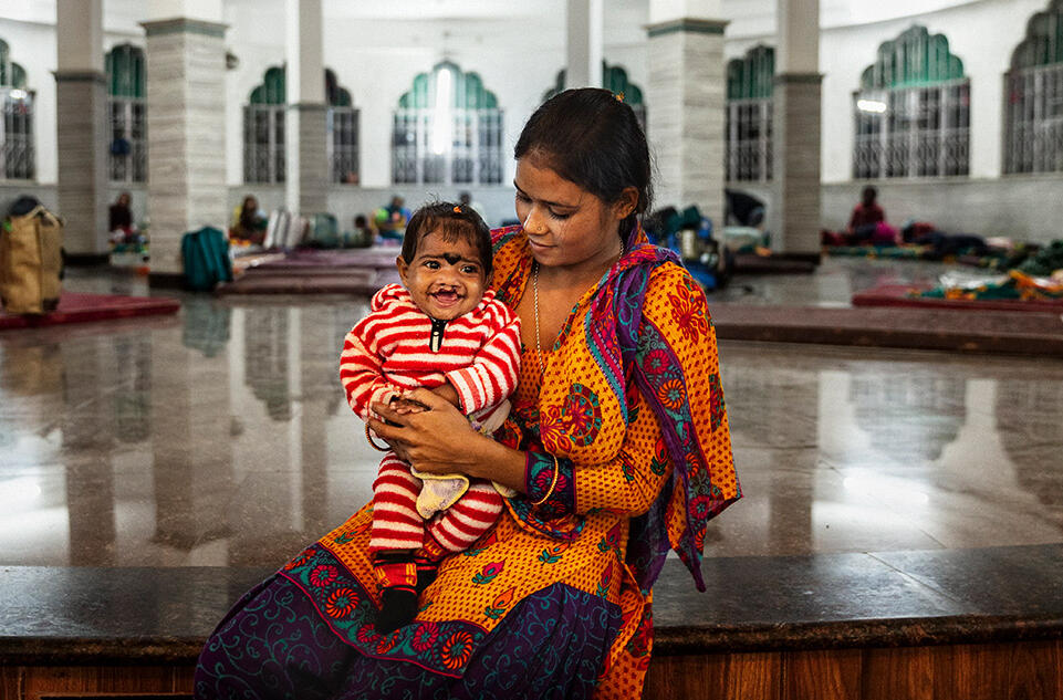 Sex månader gamla Mehek med mamma Meherun Nesha i hjälporganisationens övernattningsläger inrymt i ett buddistiskt tempel. Foto: Jörgen Hildebrandt