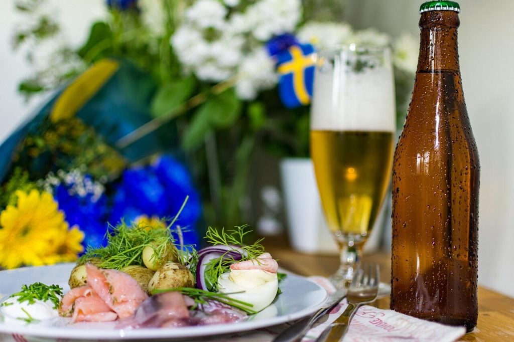 Midsommarafton är en älskad högtid fylld av sång, dans och god mat. Och i flera fall även en hel del dryck. Foto: Pixabay