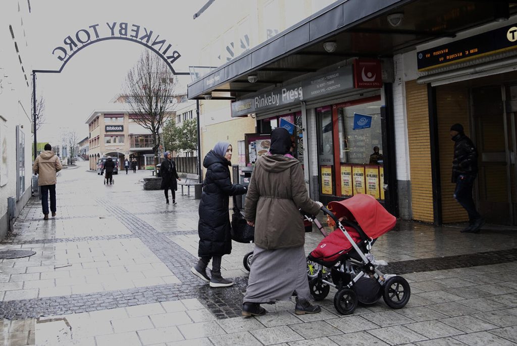 Genom att hjälpa nyanlända mammor att känna sig tryggare, påverkas hela familjen på ett positivt sätt. Foto: TT