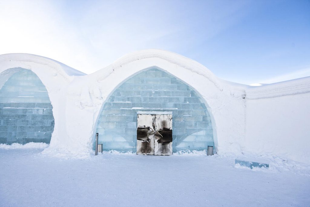 All is kommer från Torne älv och skördas i mars för att sedan ligga nedkyld tills det är dags att bygga hotellet som varje år uppstår i ny form. Foto: Martin Smedsen/ Icehotel