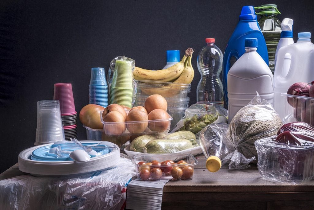 I förpackningsbranschen står frågan om plast högt på dagordningen. Foto: Getty images