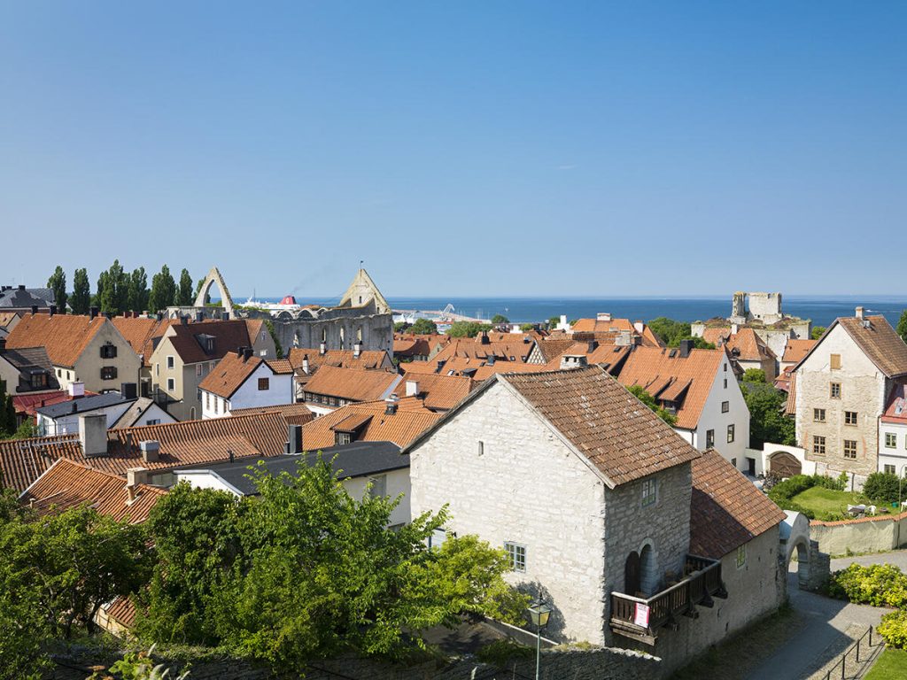 Visby stoltserar med både en gammal stadskärna och intressant historia och mängder av bra restauranger och kul hålligång på kvällen.