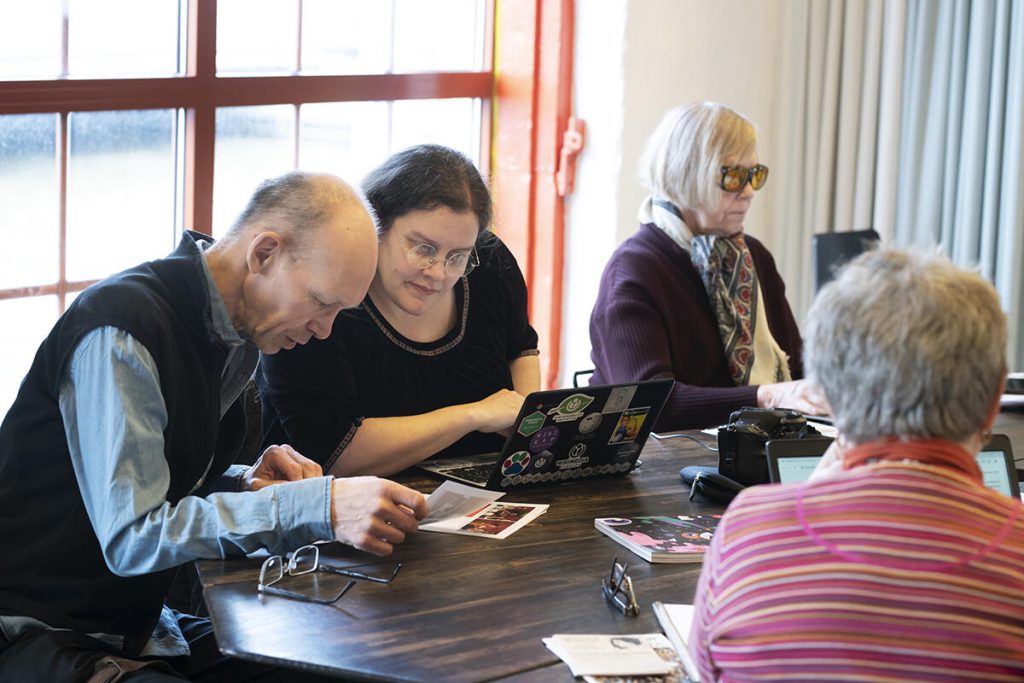 Penisonärer, studenter och egenföretagare träffas veckovis för att skapa mer jämställt innehåll på Wikipedia. Foto: Julia Sjöberg