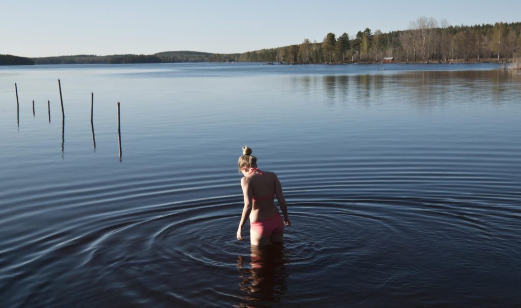 Genom att bemästra det kalla, mörka vattnet känner du dig successivt inte bara fysiskt utan också psykiskt starkare. Foto: TT