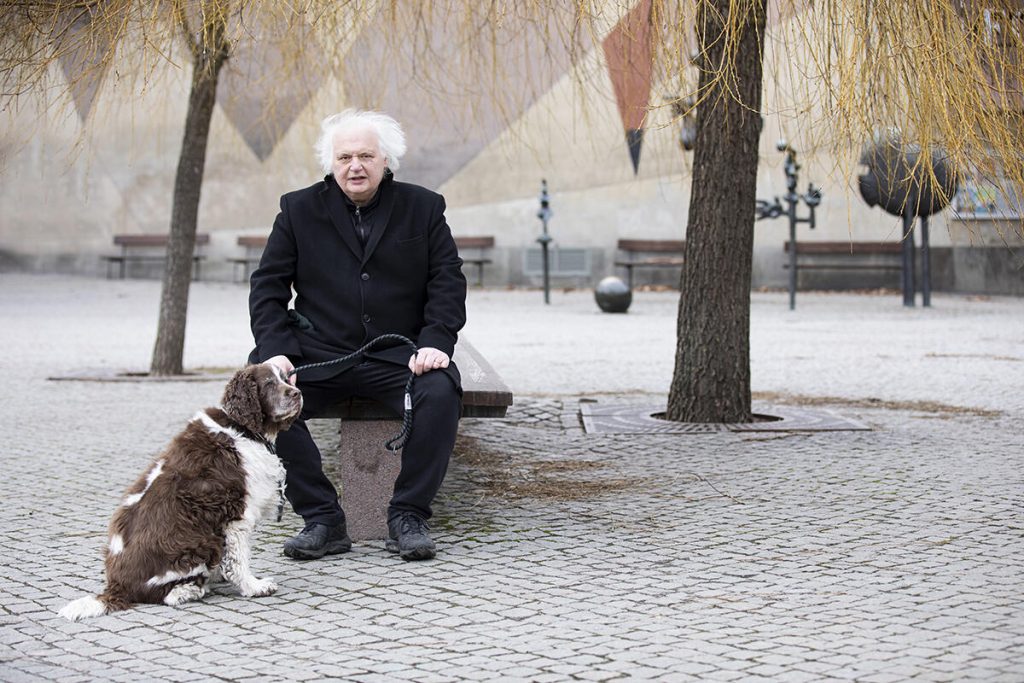 Hunden Stina är en ständig följeslagare till Göran. Foto: Peter Jönsson