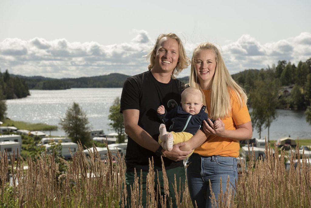 Den unga familjen stortrivs på campingen i Dalsland. Gottfrid, i mitten, njuter med pappa och mamma. I bakgrunden glittrar Ragnerudsjön.