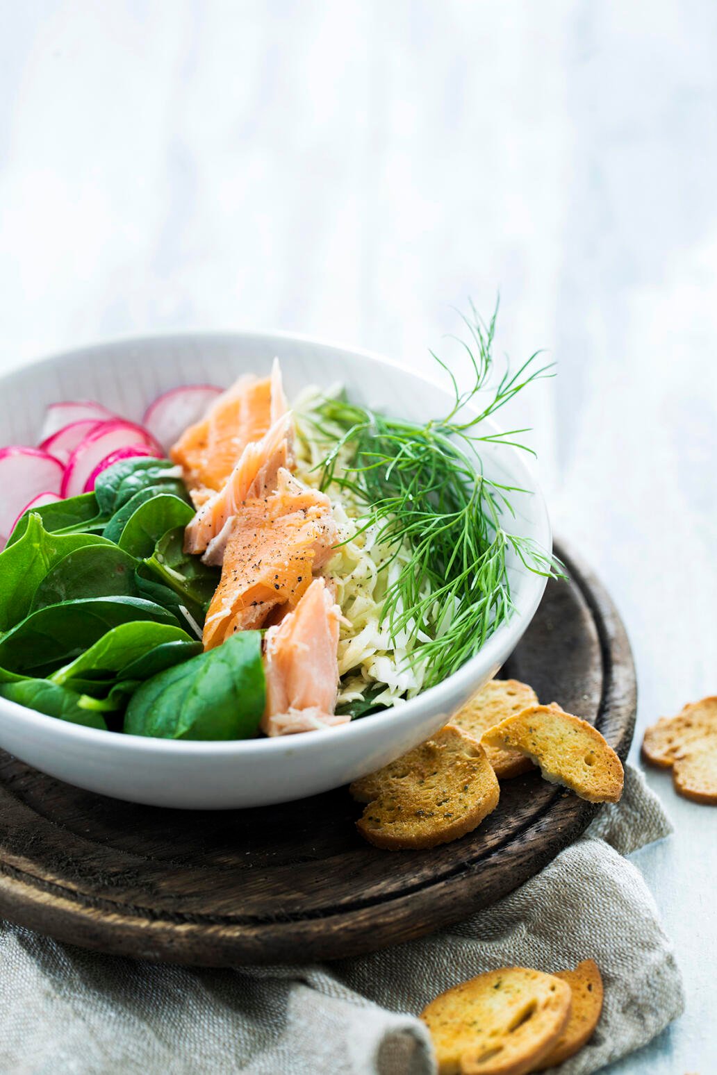 Spenatsallad med varmrökt lax