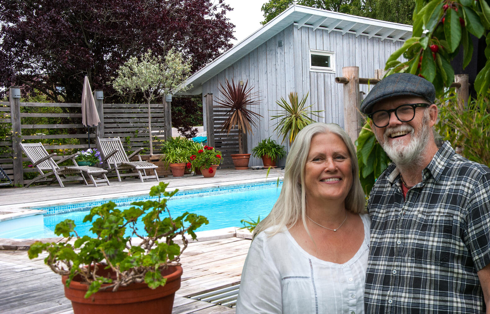 Blomsterprakt, pool, grönska, växthus – här är trädgården att drömma om!