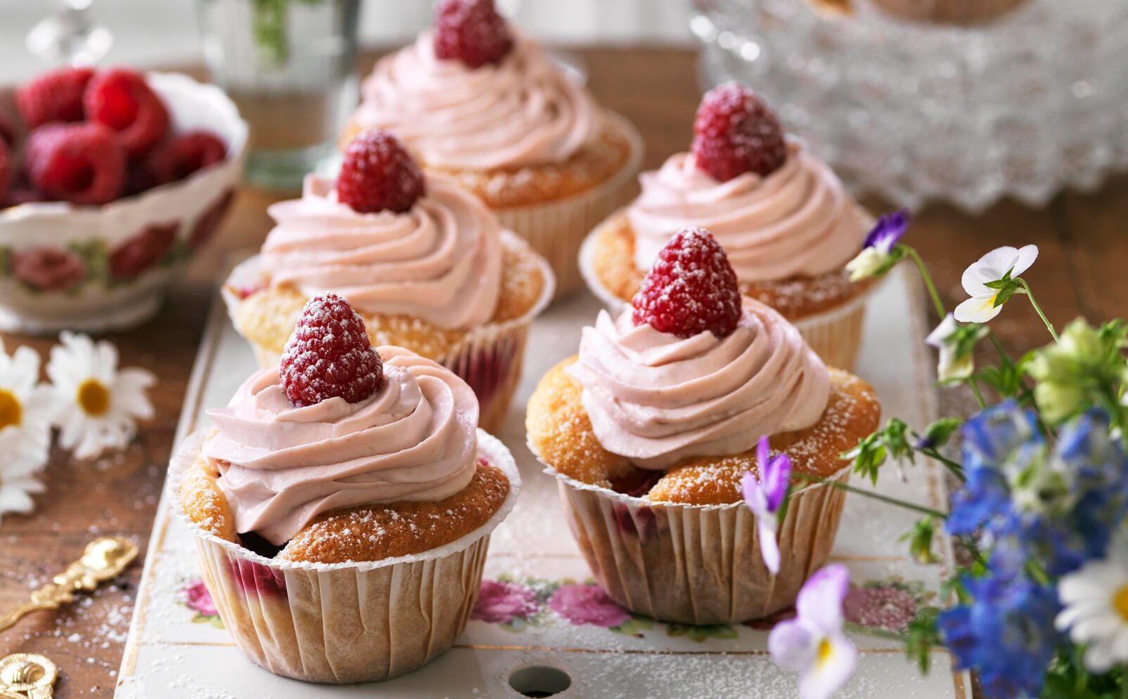 Halloncupcakes med rosa frosting