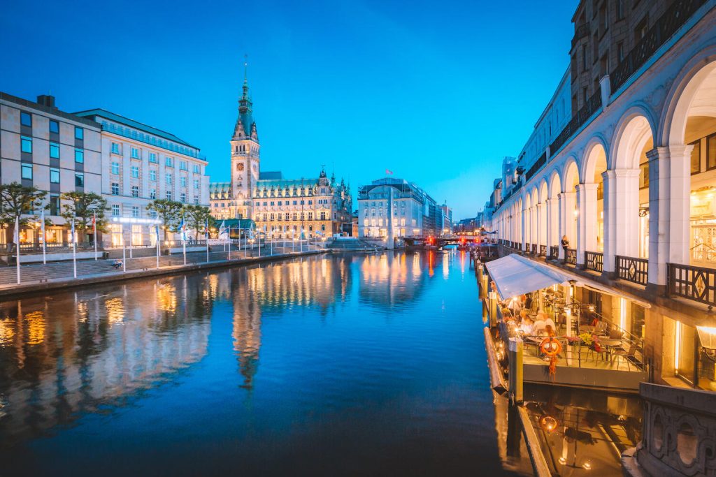 Hamburg: Alsterarkaden till höger i bild och stadens rådhus till vänster. Copyright: Getty Images