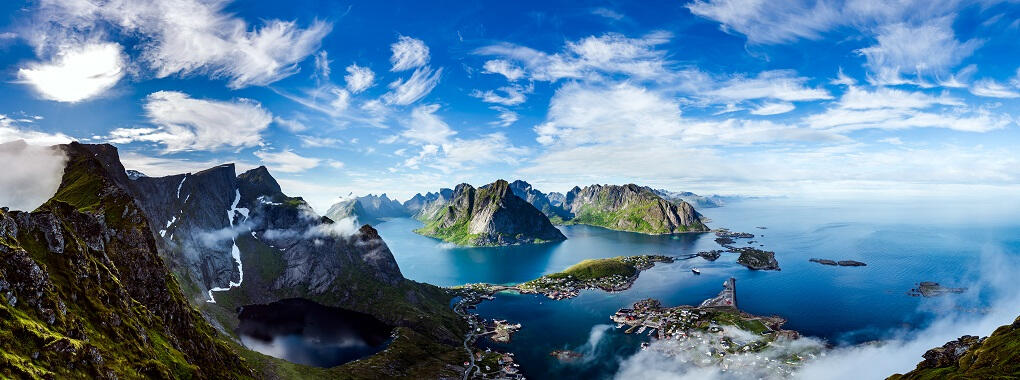 Turkosblå fjordar, idylliska fiskebyar och vackra stränder lockar människor från hela världen till Lofoten