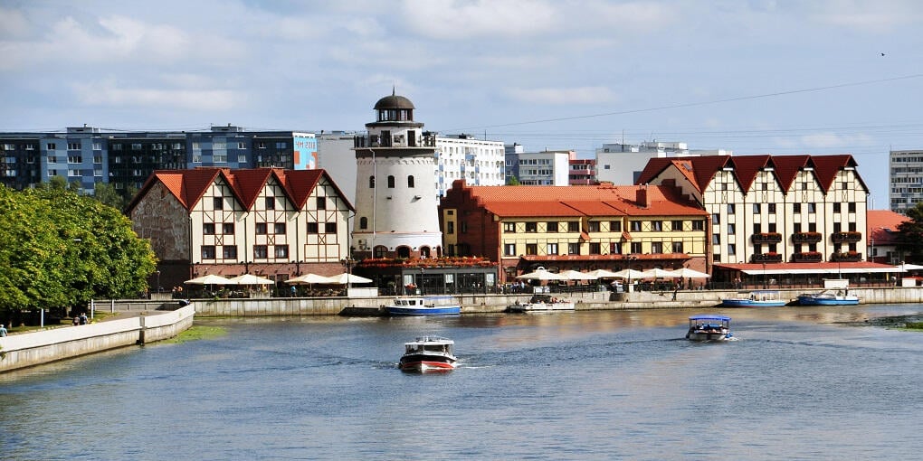 Upptäck pärlorna hos våra grannar där det väntar rik och spännande historia, slottsmiddag, stadsrundtur, museer och vacker natur.