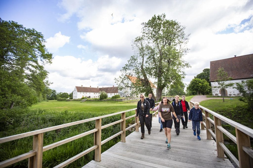 Hovdala Vandringscentrum med Hovdala slott i bakgrunden. FOTO: Johan Funke