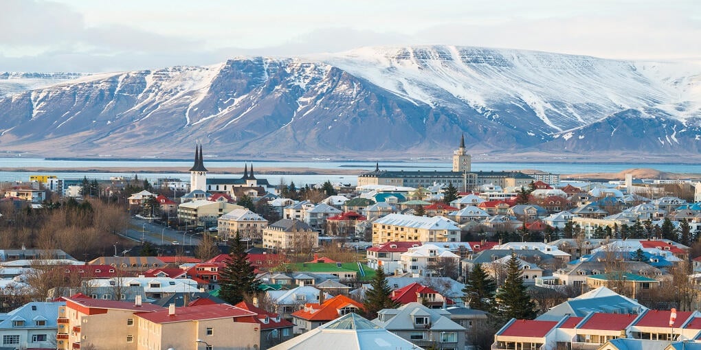 Av de ca 350 000 invånarna på Island bor 2/3 i huvudstaden Reykjavik.