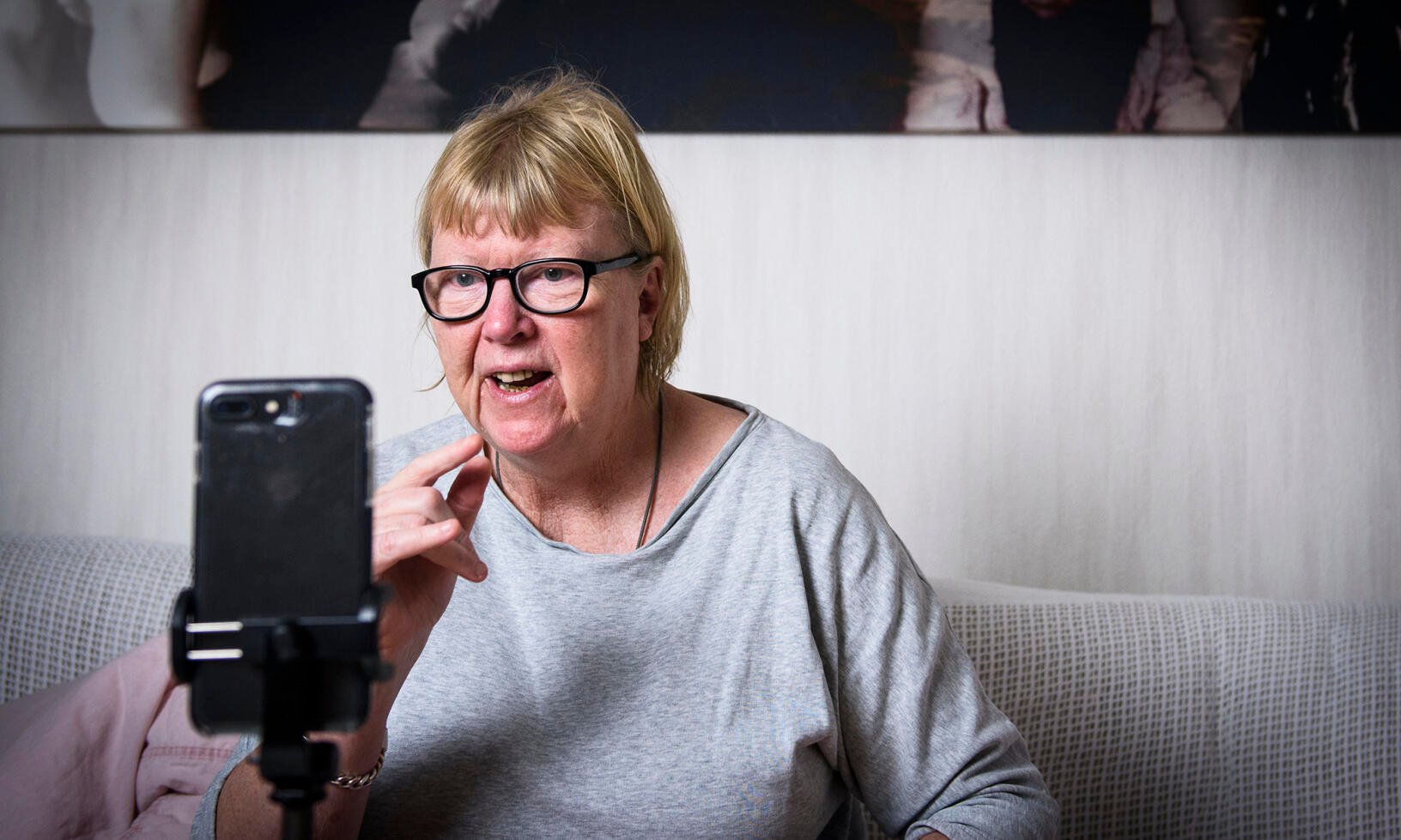 Kortedala-Britta sprider livsglädje från sin soffa!