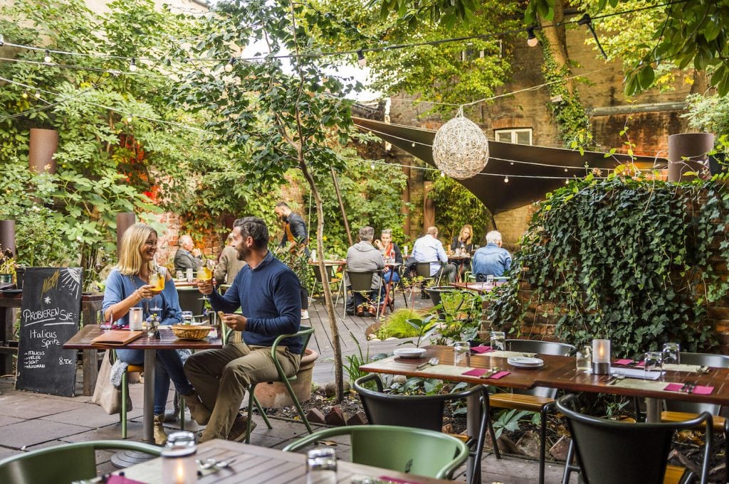 Njut av got mat i Lübeck, som här på restaurangen Mieras innergård. FOTO: LTM