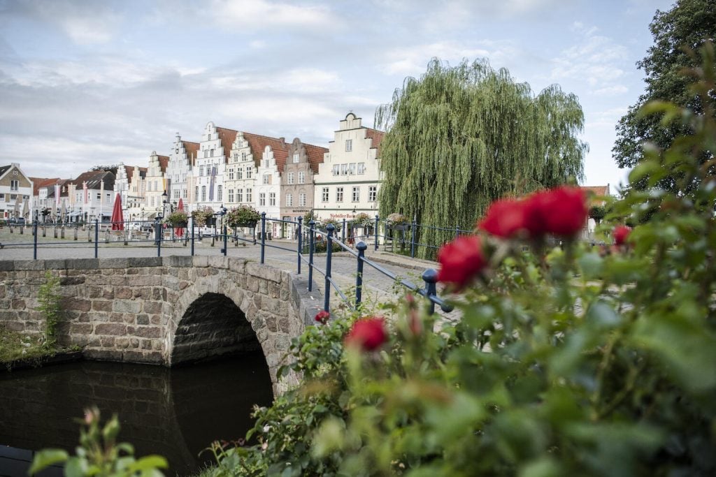 Mysiga Friedrichstadts vackra arkitektur vid kanalen. FOTO: TASH/borowiakziehe KG