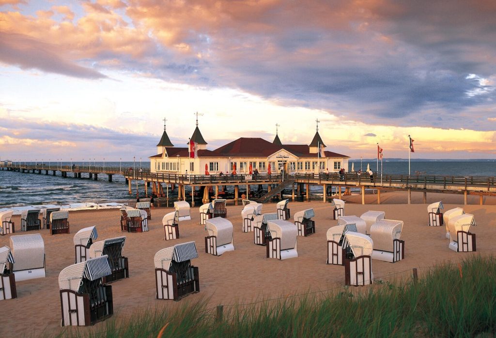 Strandbrygga i Ahlbeck på ön Usedom. FOTO: TMV/ Thomas Grundner. Schwerins slott i kvällssolen. FOTO: TMV/Gänsicke