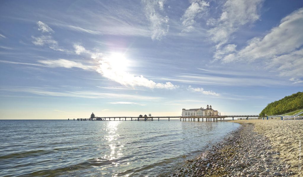 Badbryggorna och strandkorgarna skapar den unika atmosfären i Mecklenburg-Vorpommern. På bilden: Badbryggan i Sellin.