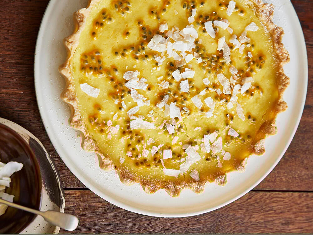 Söt; syrlig & frisk – Passionsfruktspaj med kokosflakes
