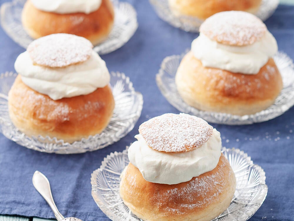 Världens godaste hembakade semlor – med 4 olika härliga fyllningar!