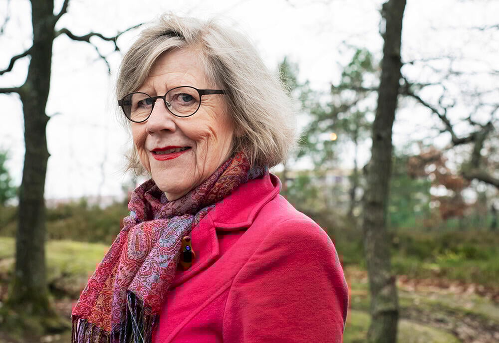 Mänskligt, självironiskt och osentimentalt har blivit lite av Agnes Wolds signum. Men hela tiden med glimten i ögat.