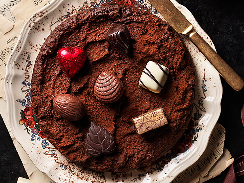 Den goda chokladtårtan toppad med praliner är oemotståndlig!