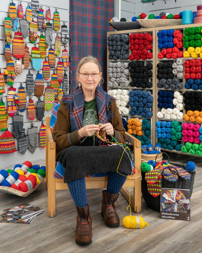 Erika samlar på de vackra traditionella vantarna från trakten och skapar sedan mönster efter dem.