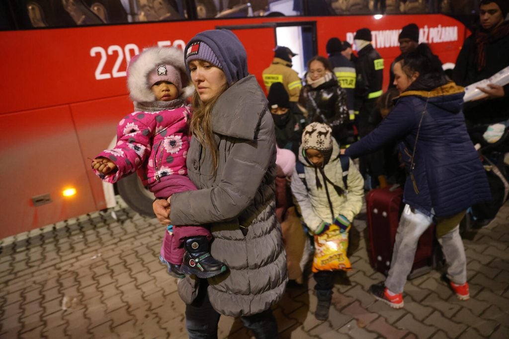 Ukrainska flyktingar har tagit sig över till Korczowa i Polen. Hundratusentals människor är på flykt och behovet av hjälp är enormt.