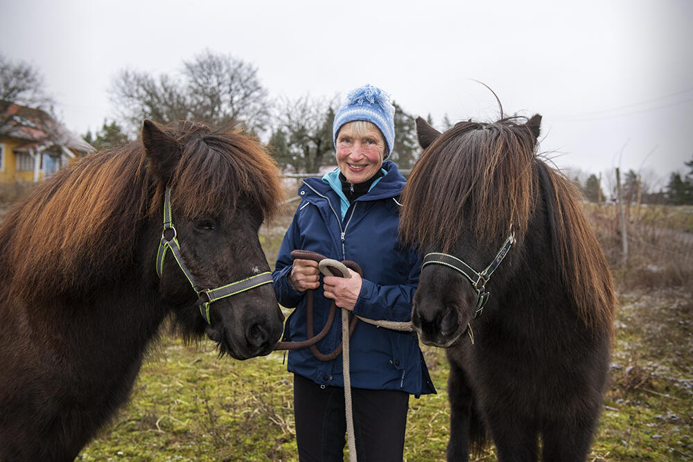 Kerstin med sina två islandshästar, charmtrollen Galsi och Thengill.