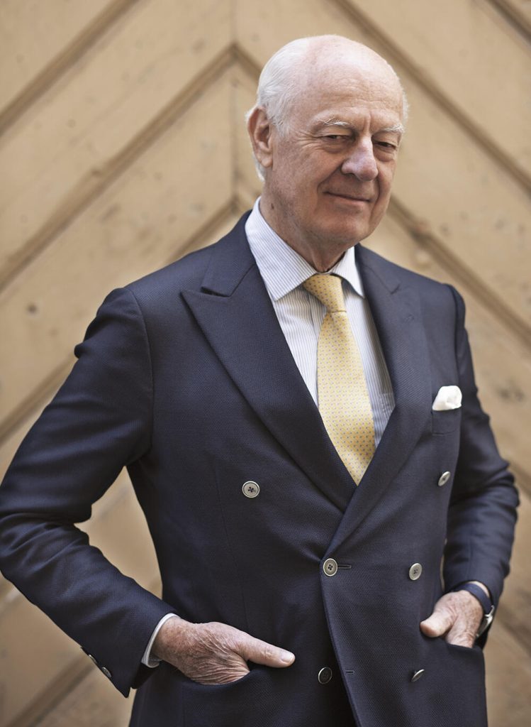 Staffan de Mistura är svensk och italiensk medborgare, en markis utan land, en sjuspråkig diplomat och problemlösare. Han var tjänstledig från FN 1987 för att vara generalsekreterare i den italienska avdelningen av Världsnaturfonden och 2011–2013 för att gå in som biträdande utrikesminister i Italien i den teknokratregering som tillsattes under den italienska skuldkrisen.