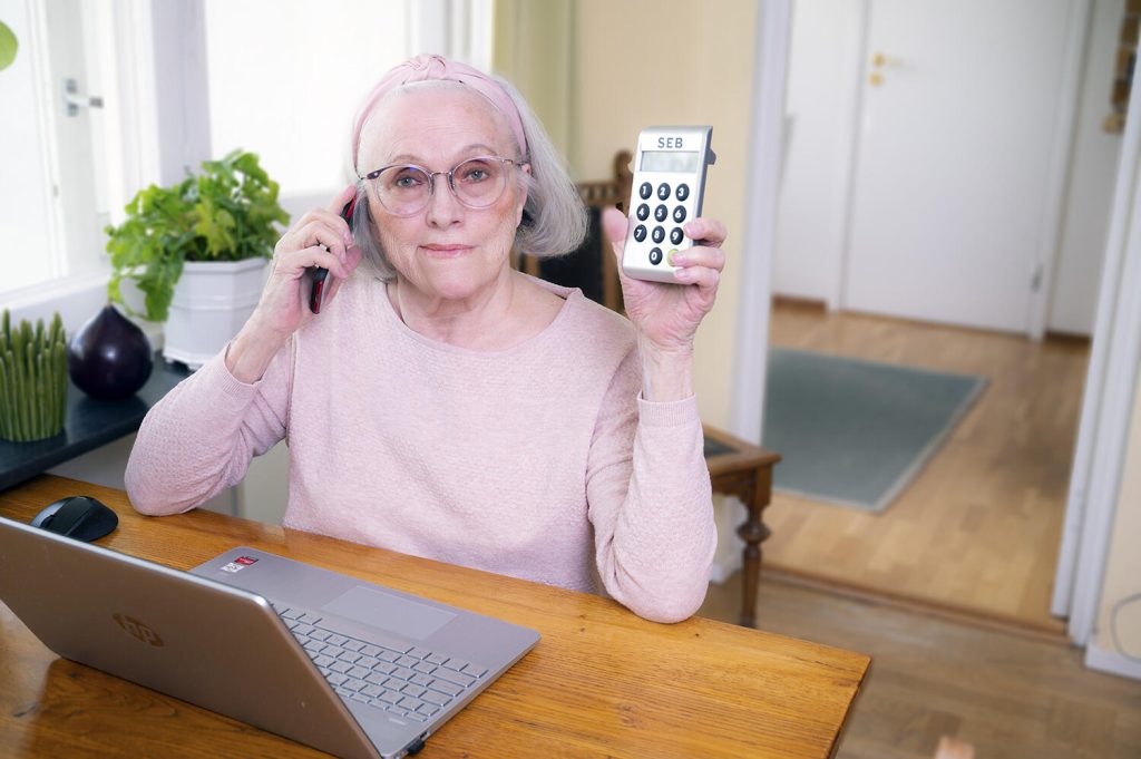 Birgitta blev så stressad och mannen lät så trovärdig att hon tog fram sin bankdosa och gjorde som han sa.