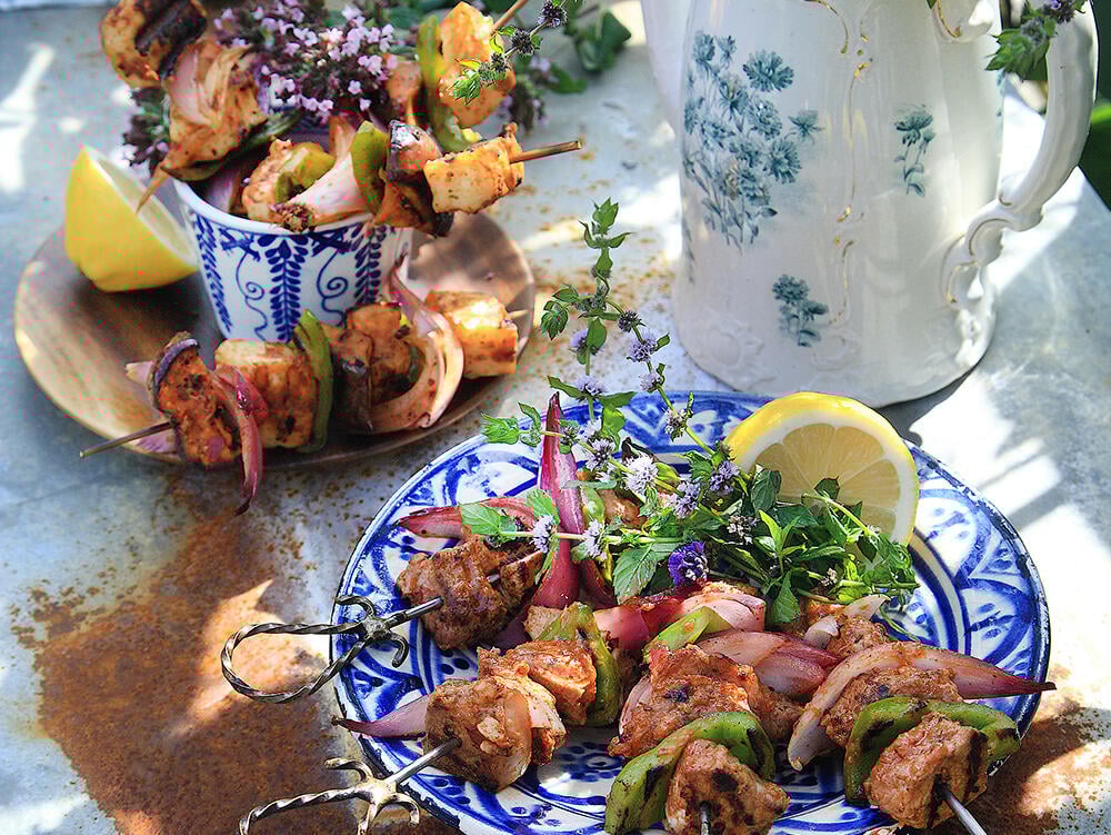 Två sorters grillspett: lamm och halloumiost