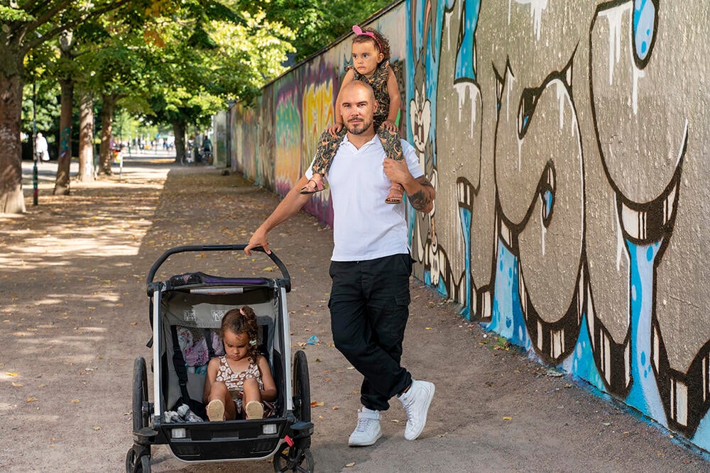 Nicolas har tillhört Sverigeeliten i basket men upptäckte att han hellre ville jobba med utsatta barn och ungdomar. Här är han med sina egna döttrar, Dahlia och Olivia.