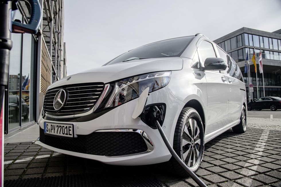 Efterlängtade nyheten: Nya Mercedes EQV är lyxiga elbilen med plats för hela familjen