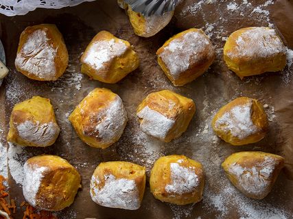 Nya hembakade favoriter - matbröd med dinkel, frukt, frön & glutenfritt