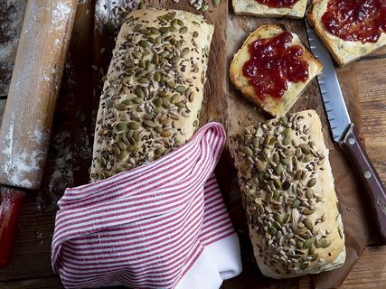 Nya hembakade favoriter - matbröd med dinkel, frukt, frön & glutenfritt