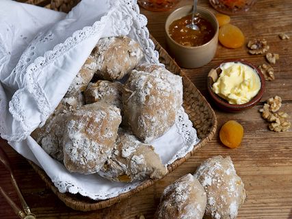 Nya hembakade favoriter - matbröd med dinkel, frukt, frön & glutenfritt