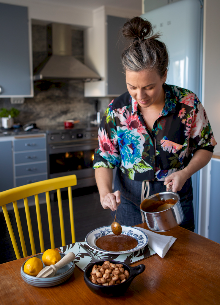 Kocken Sandra Mastio serverr nyponsoppa med mandelbiskvier och syrlig mandelgrädd.