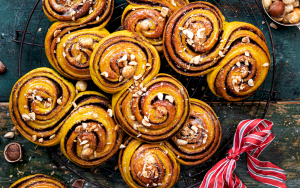 Lussebullar med nötkräm med garnering av hackade hasselnötskärnor.