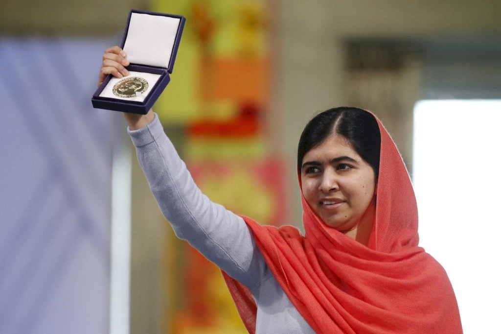 Malala Yuosafzai håller upp fredpriset 2014.