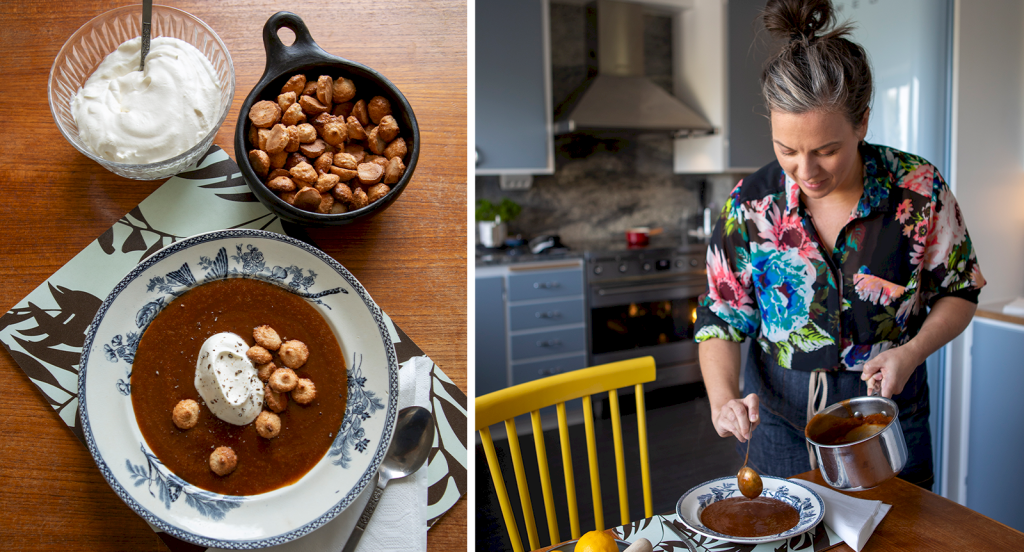 Skål med nyponsoppa som toppats med mandelbiskiver och mandelgrädde. Sandra Mastio serverar soppan.