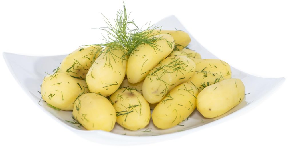 Skalad potatis på tallrik med dill